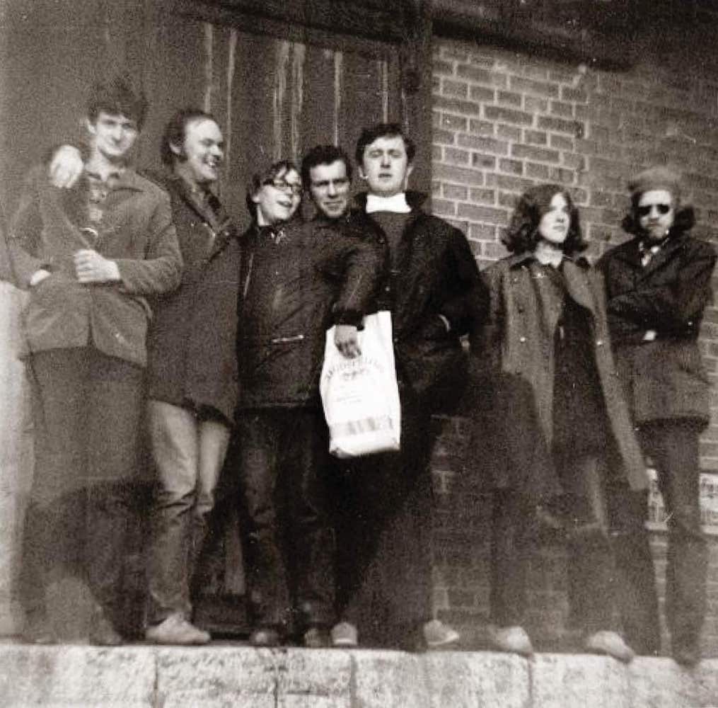 Lothar (ganz rechts) und sechs Freunde stehen vor einem Warenhaus. Sie sehen aus wie coole Kids.